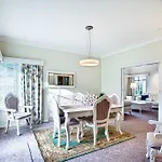 200 Riccarton Holiday House