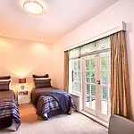 200 Riccarton Holiday House
