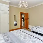 Racecourse Villa - Christchurch Holiday Home