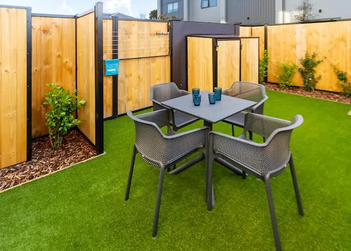Stroll Through The Park 2 Bed 2 Bath W/Carpark