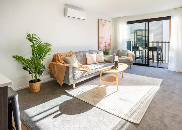 Cozy 3 Bedroom Near Hagley Park W/Garage
