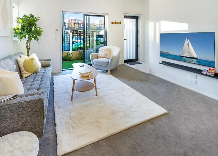 Trendy 3 Bedroom 2 Bath Residence, Central City