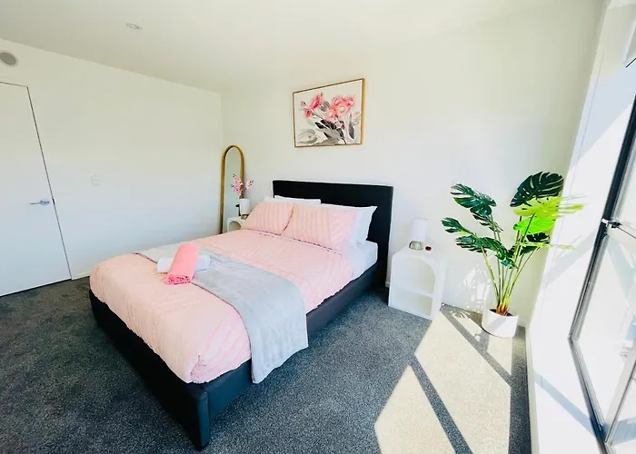 Walking Distance To Riverside Market & Hospital