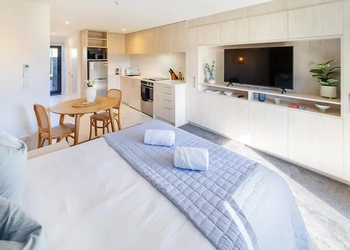 Downtown Delight: Studio At 8 Wilmer With Backyard