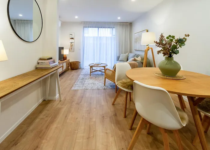 Stylish 3 Bedroom Home In Prime City With Garage