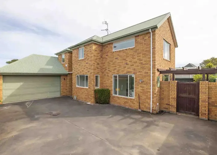 A Great Location 4 Bedrooms, Quiet And Comfort!