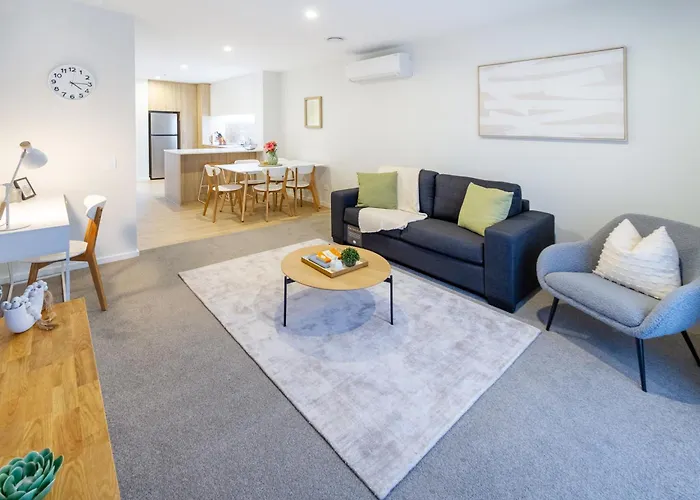 Cozy And Chic In Central Christchurch