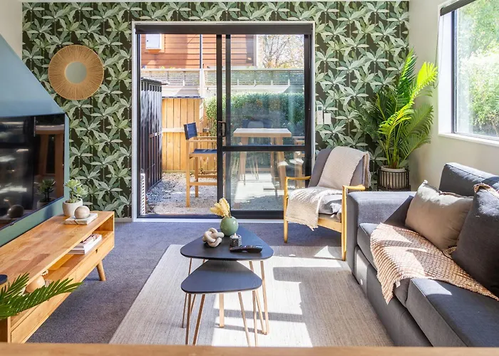Latimer Square Luxe: 1Br W/ Sofa Bed