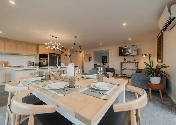 Chic Retreat - Modern Comforts & Game Room Fun