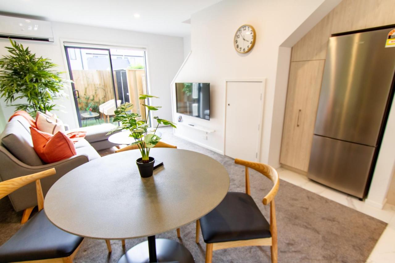 Sunny Townhouse Central City 2 Bedroom *