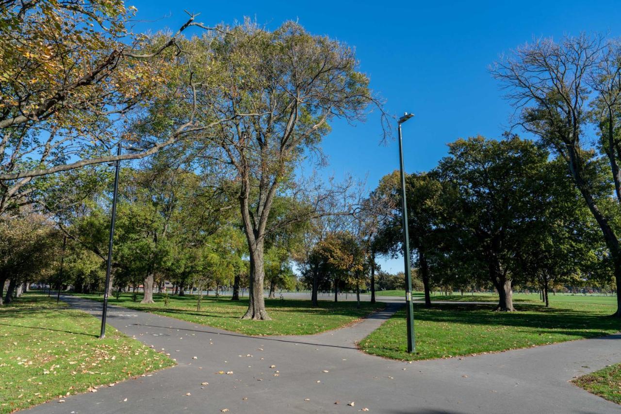 King Bed On Hagley Park Corner In The Cbd Apartment