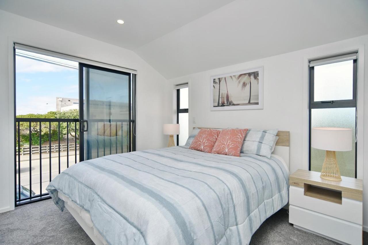 Sea Air And Sandy Beach, Beautiful 1 Bed 1 Bath *