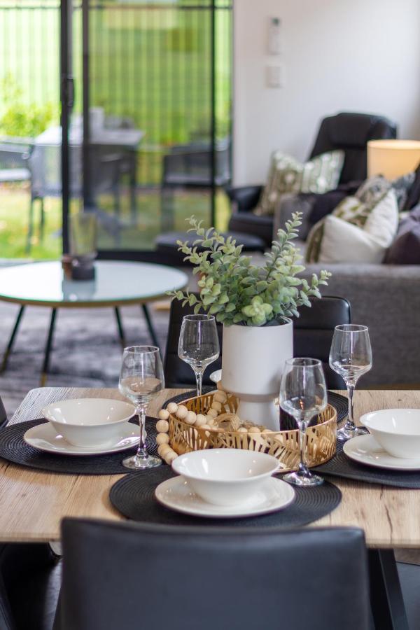 Peaceful Park View Townhouse 2 Bed W/carpark Apartment *