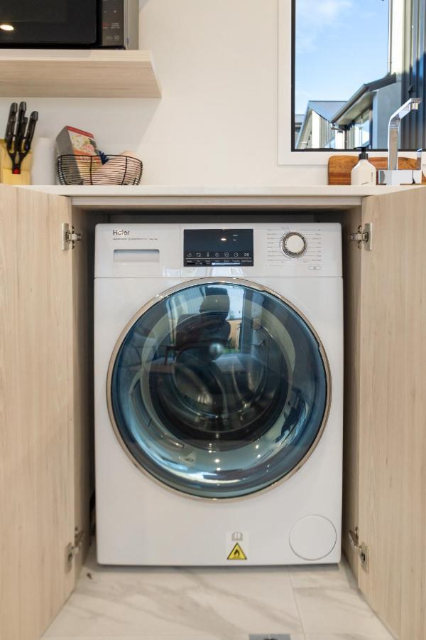 Stroll Through The Park 2 Bed 2 Bath W/carpark * Christchurch