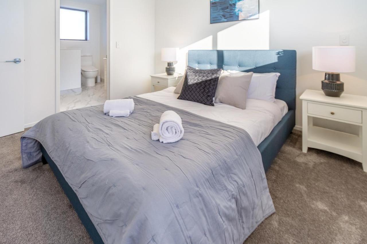 Stroll Through The Park 2 Bed 2 Bath W/carpark Apartment Christchurch