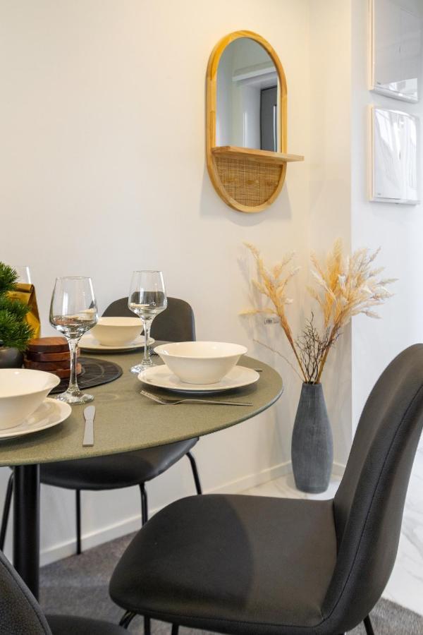 Stroll Through The Park 2 Bed 2 Bath W/carpark * Christchurch