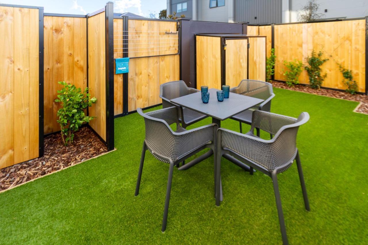 Stroll Through The Park 2 Bed 2 Bath W/carpark Apartment