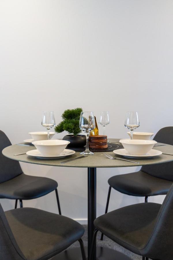 Stroll Through The Park 2 Bed 2 Bath W/carpark * Christchurch