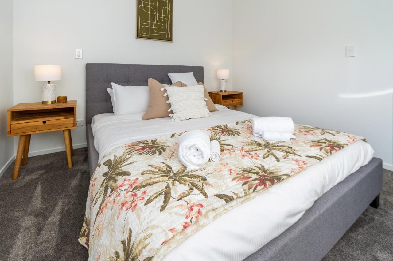 Stroll Through The Park 2 Bed 2 Bath W/carpark Apartment