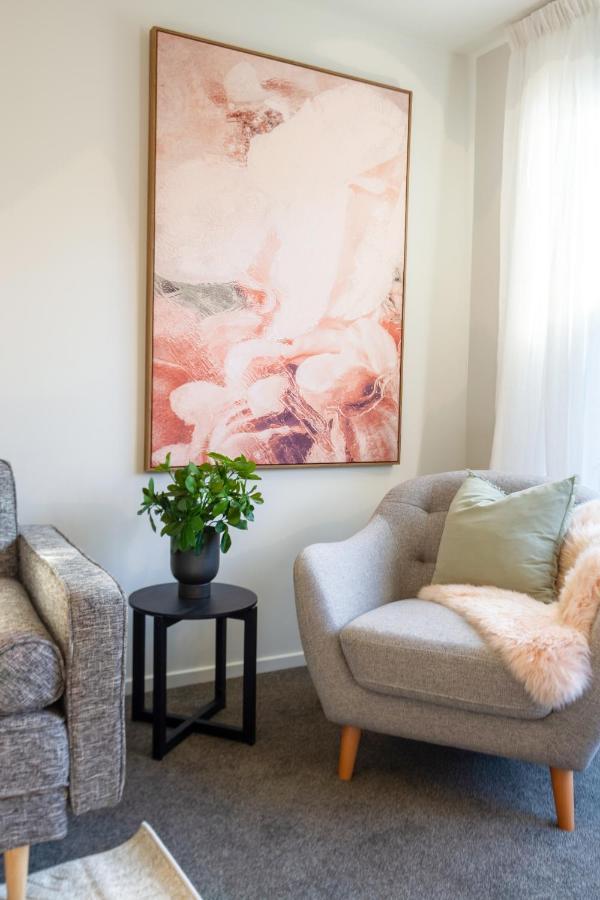 Cozy 3 Bedroom Near Hagley Park W/garage Apartment