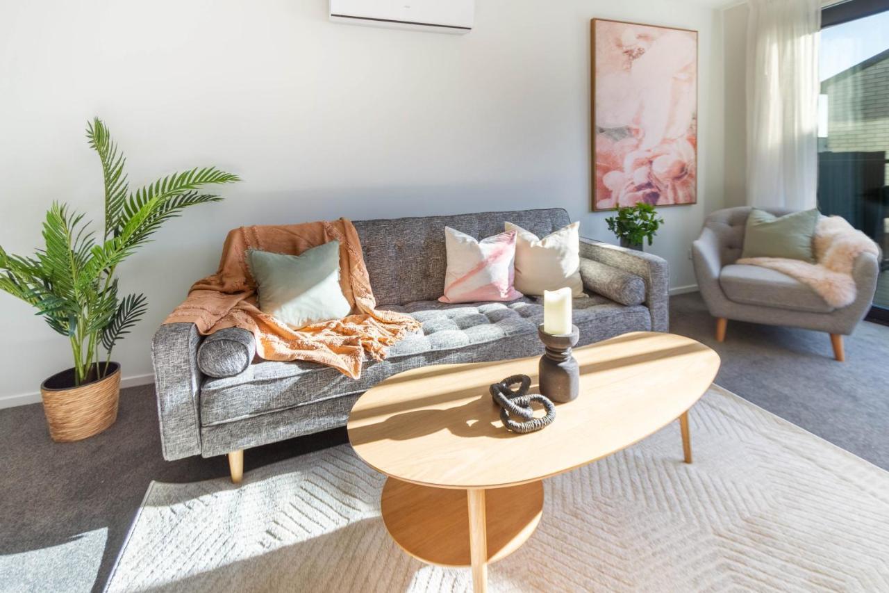 Cozy 3 Bedroom Near Hagley Park W/garage Apartment