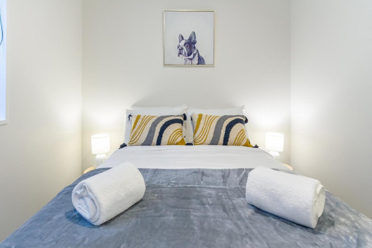 Cozy 3 Bedroom Near Hagley Park W/garage Apartment