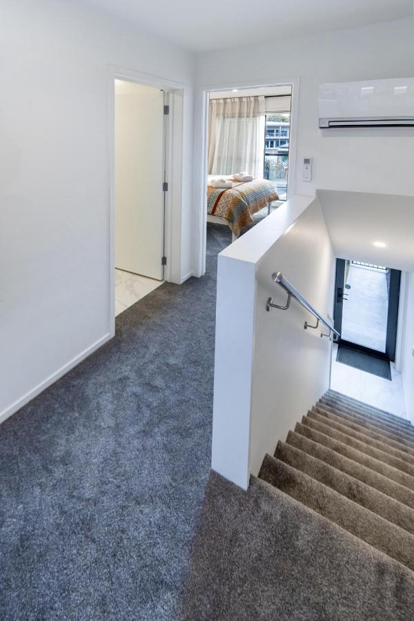 Apartment A Road Away From Hagley Park 2 Bed 2 Bath