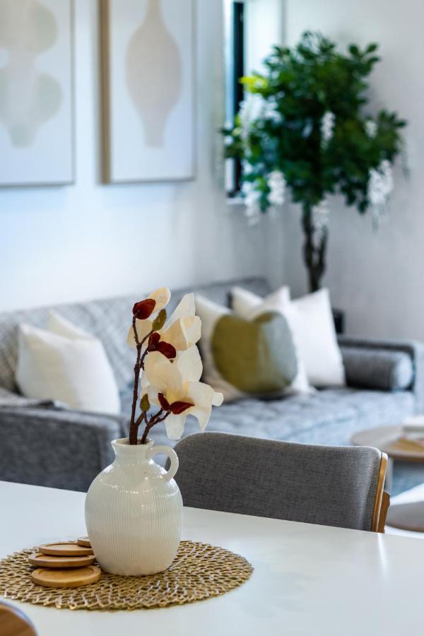 Trendy 3 Bedroom 2 Bath Residence, Apartment