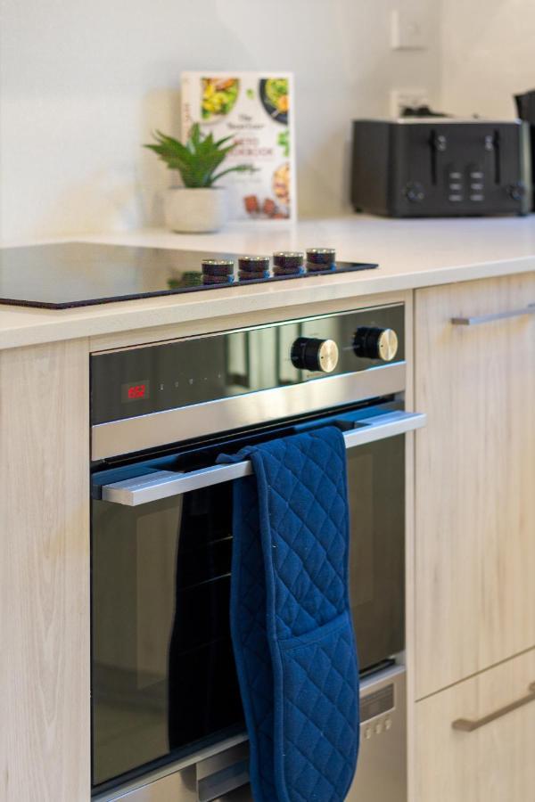 Apartment Trendy 3 Bedroom 2 Bath Residence, *