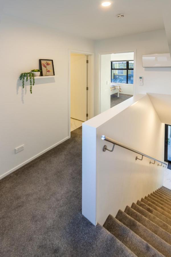 Apartment Trendy 3 Bedroom 2 Bath Residence, *