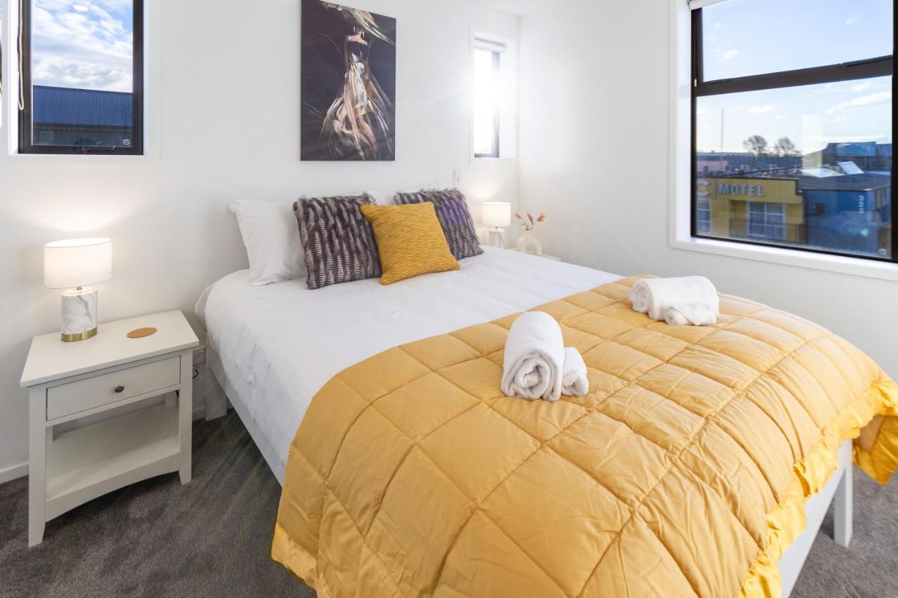 Trendy 3 Bedroom 2 Bath Residence, Apartment