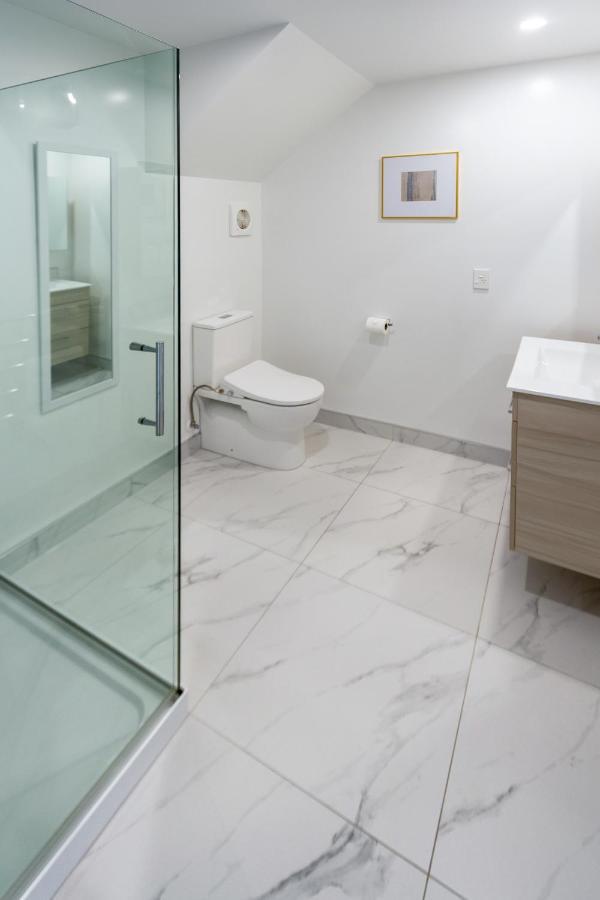 Trendy 3 Bedroom 2 Bath Residence, Apartment