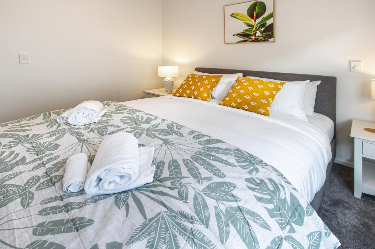 Vibrant City Abode - 2 Bed 2 Bath Apartment *