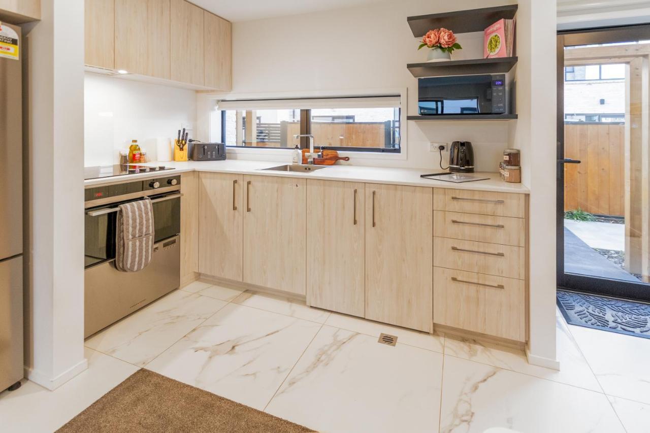 Vibrant City Abode - 2 Bed 2 Bath Apartment