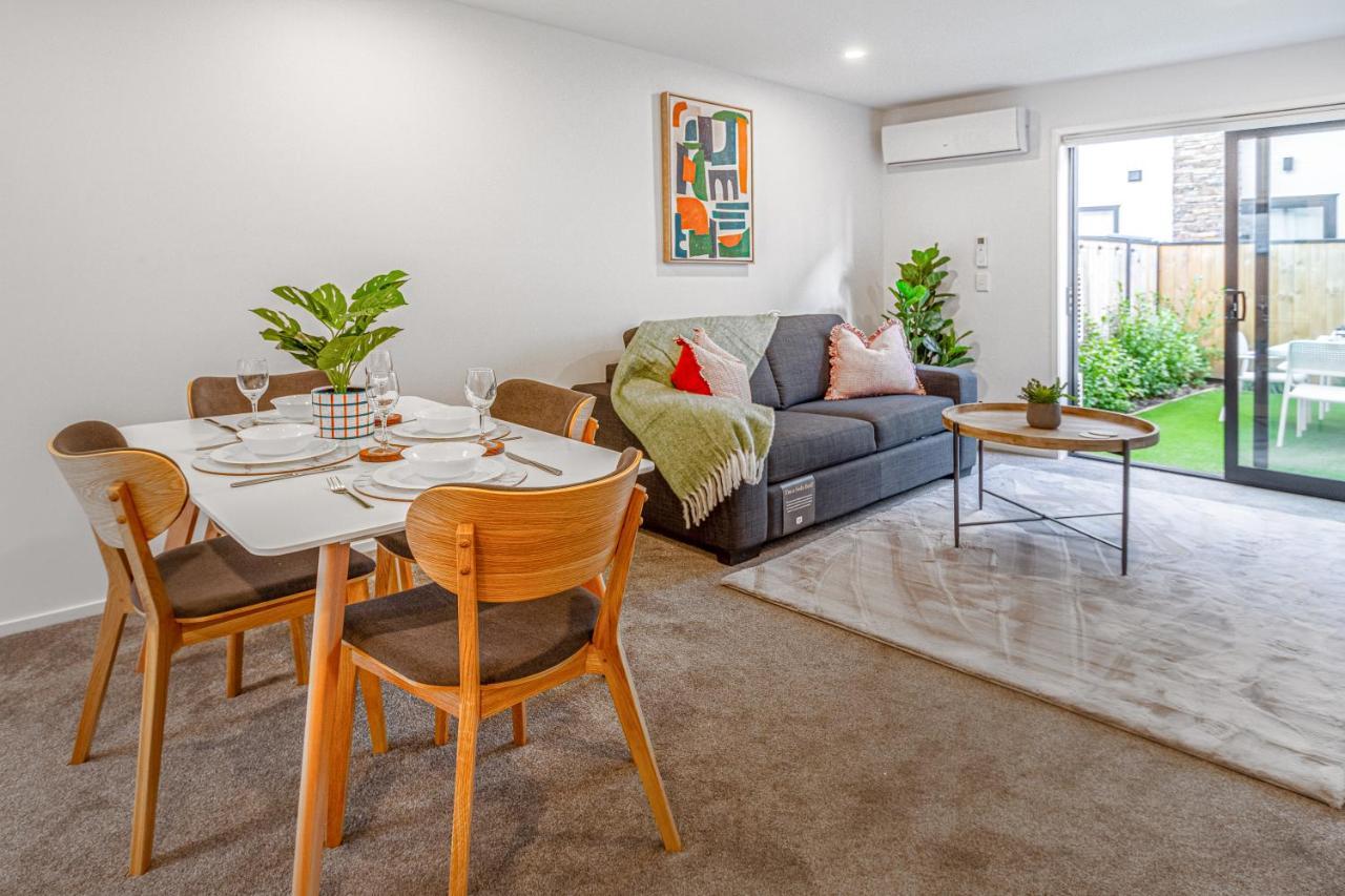 Vibrant City Abode - 2 Bed 2 Bath Apartment *