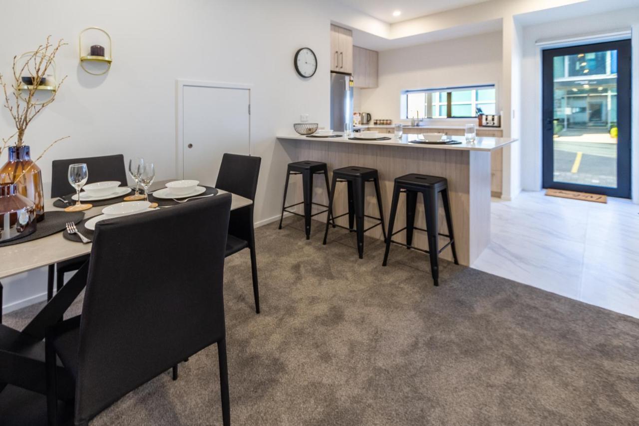 Executive Hideaway 5 Mins To Hagley Park Riverside 4 Beds 4 Bath Apartment Christchurch