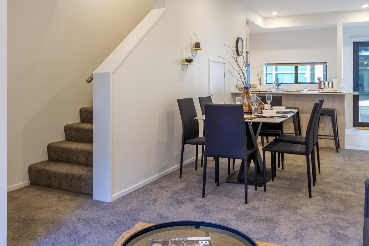Executive Hideaway 5 Mins To Hagley Park Riverside 4 Beds 4 Bath Apartment *