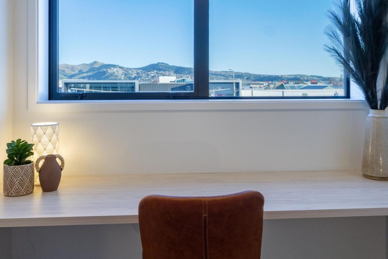 Apartment Charm 2 Bed 2 Bath W/ Sunny Balcony