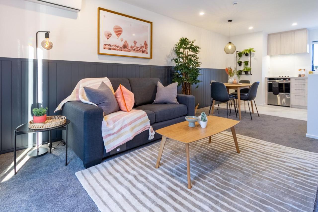 Charm 2 Bed 2 Bath W/ Sunny Balcony
