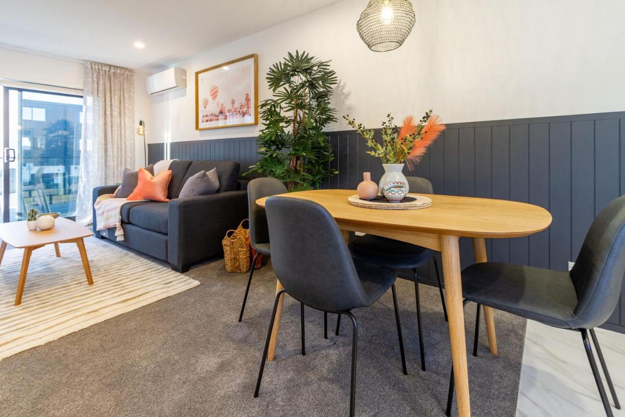 Apartment Charm 2 Bed 2 Bath W/ Sunny Balcony