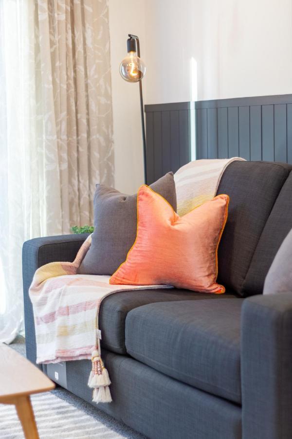 Charm 2 Bed 2 Bath W/ Sunny Balcony *