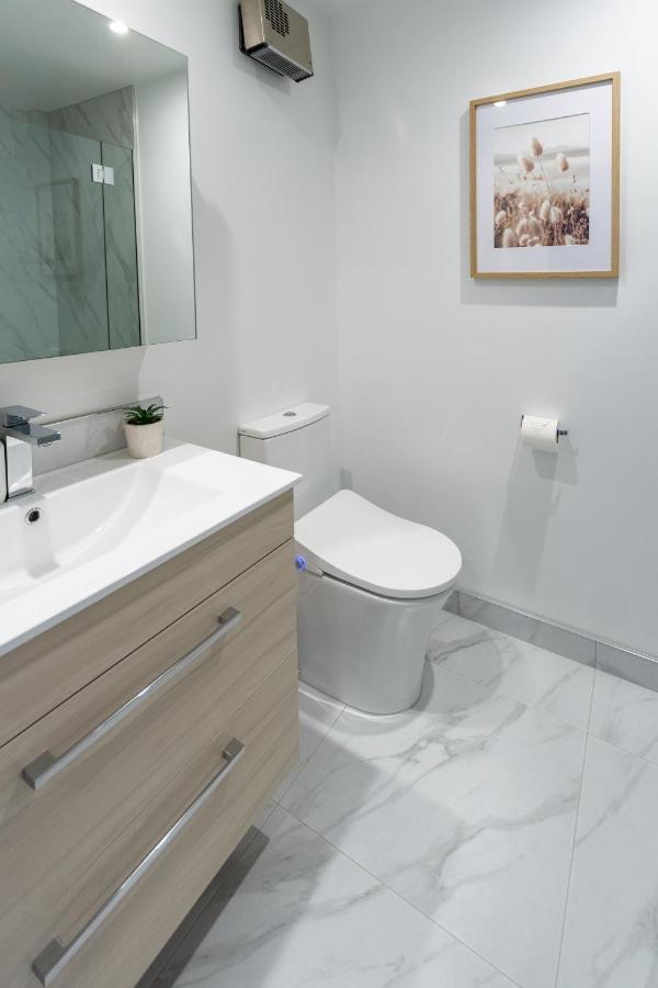 Central Sunny Perch 2 Bed 1 Bath Apartment *