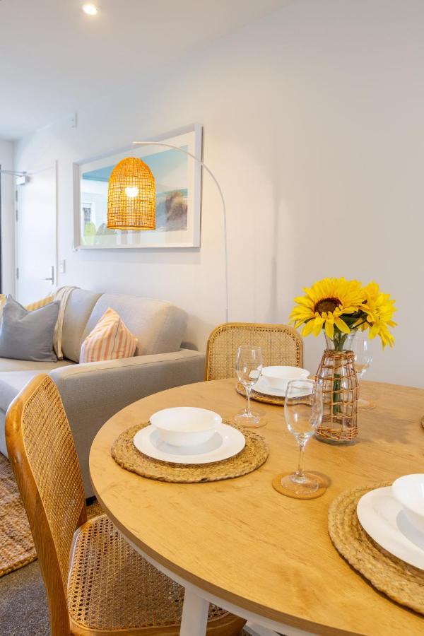 Central Sunny Perch 2 Bed 1 Bath Apartment *