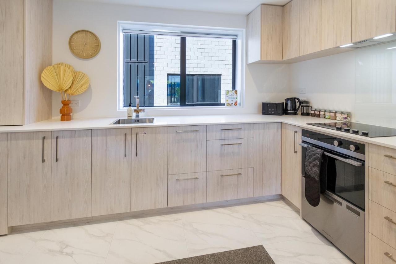 Central Sunny Perch 2 Bed 1 Bath Apartment