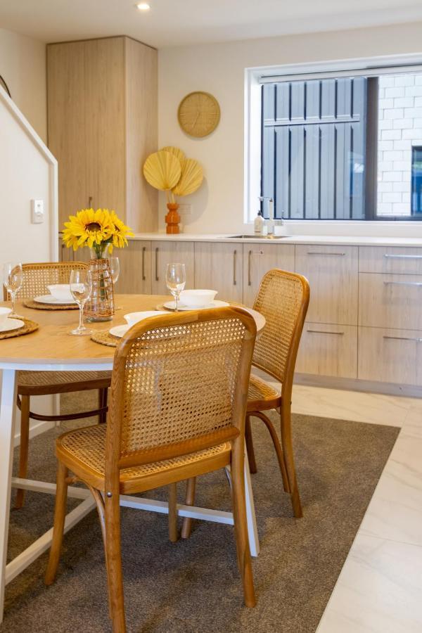 Central Sunny Perch 2 Bed 1 Bath