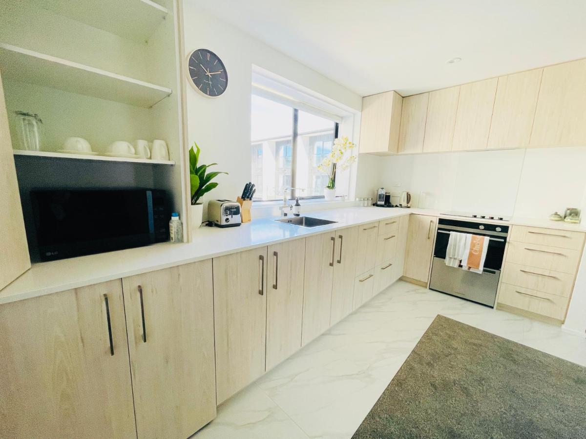 Apartment Walking Distance To Riverside Market & Hospital *