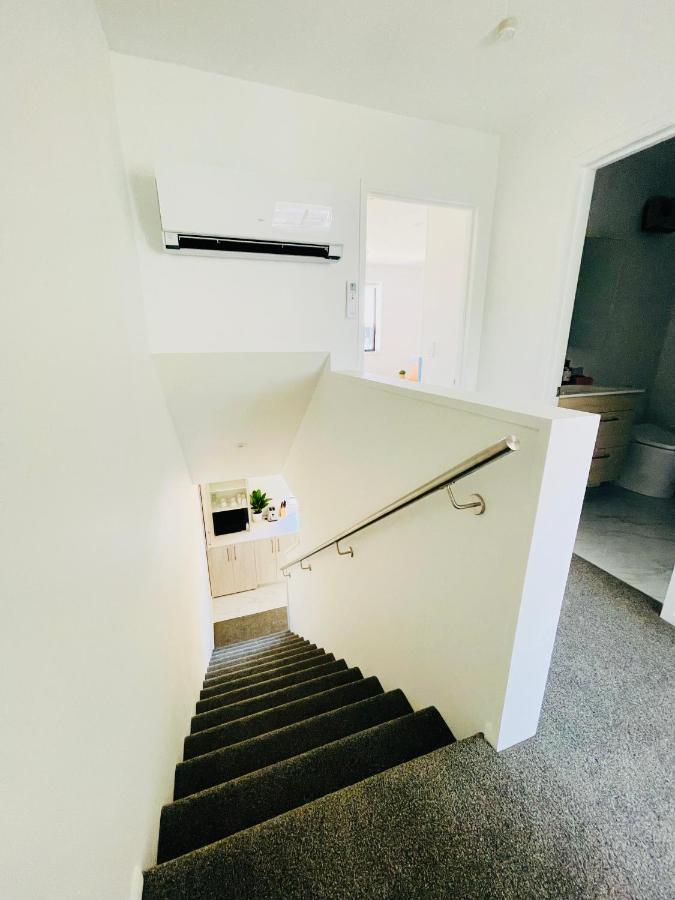 Walking Distance To Riverside Market & Hospital *