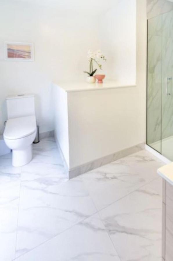 Serenity In The Centre: 2 Bed 2 Bath * Christchurch