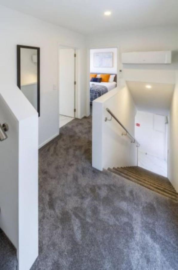 Serenity In The Centre: 2 Bed 2 Bath Apartment Christchurch