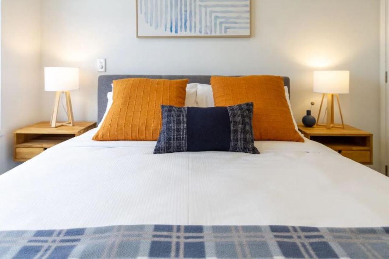 Serenity In The Centre: 2 Bed 2 Bath Christchurch